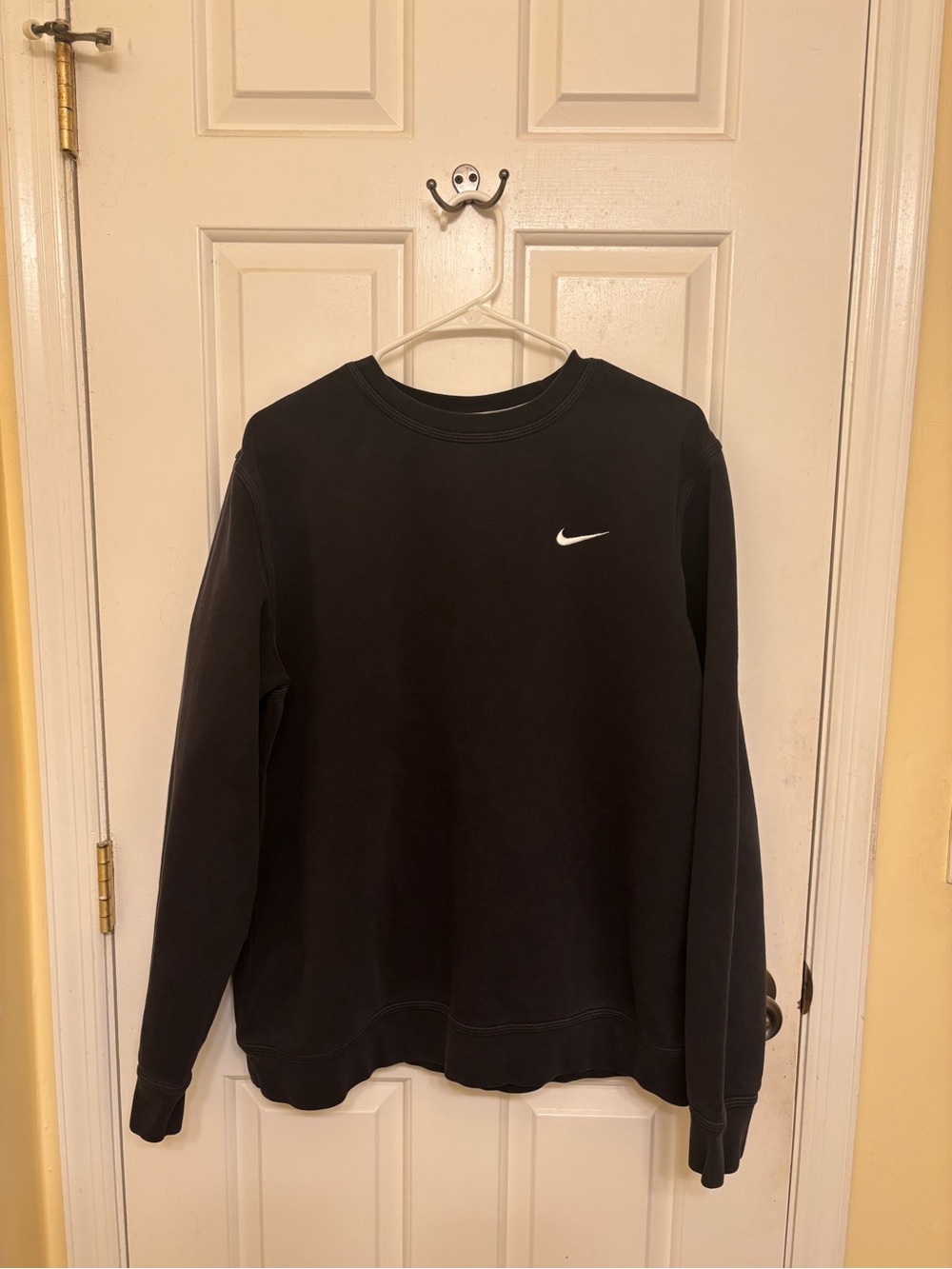 Nike Men’s Classic Black Y2K Style Pullover Crewneck Sweatshirt